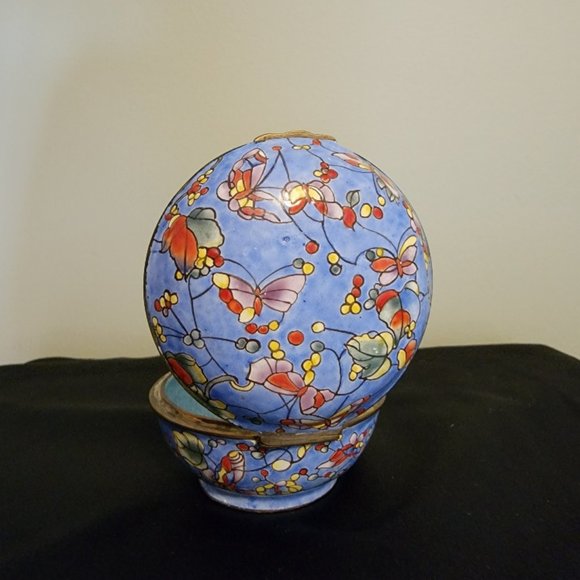 Vintage Butterfly Design Painted Enamel Trinket Box - Picture 4 of 12